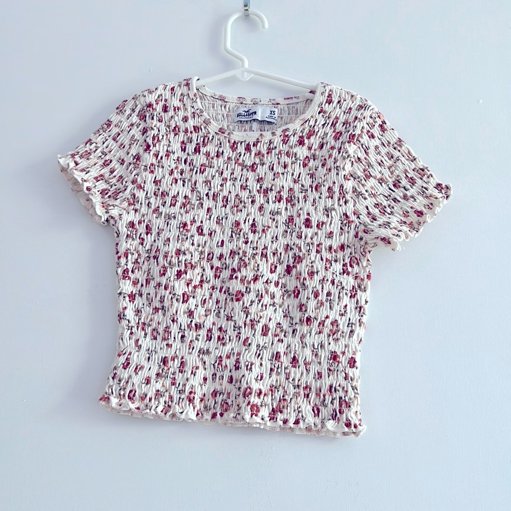 This is a cropped floral fitted Hollister shirt!